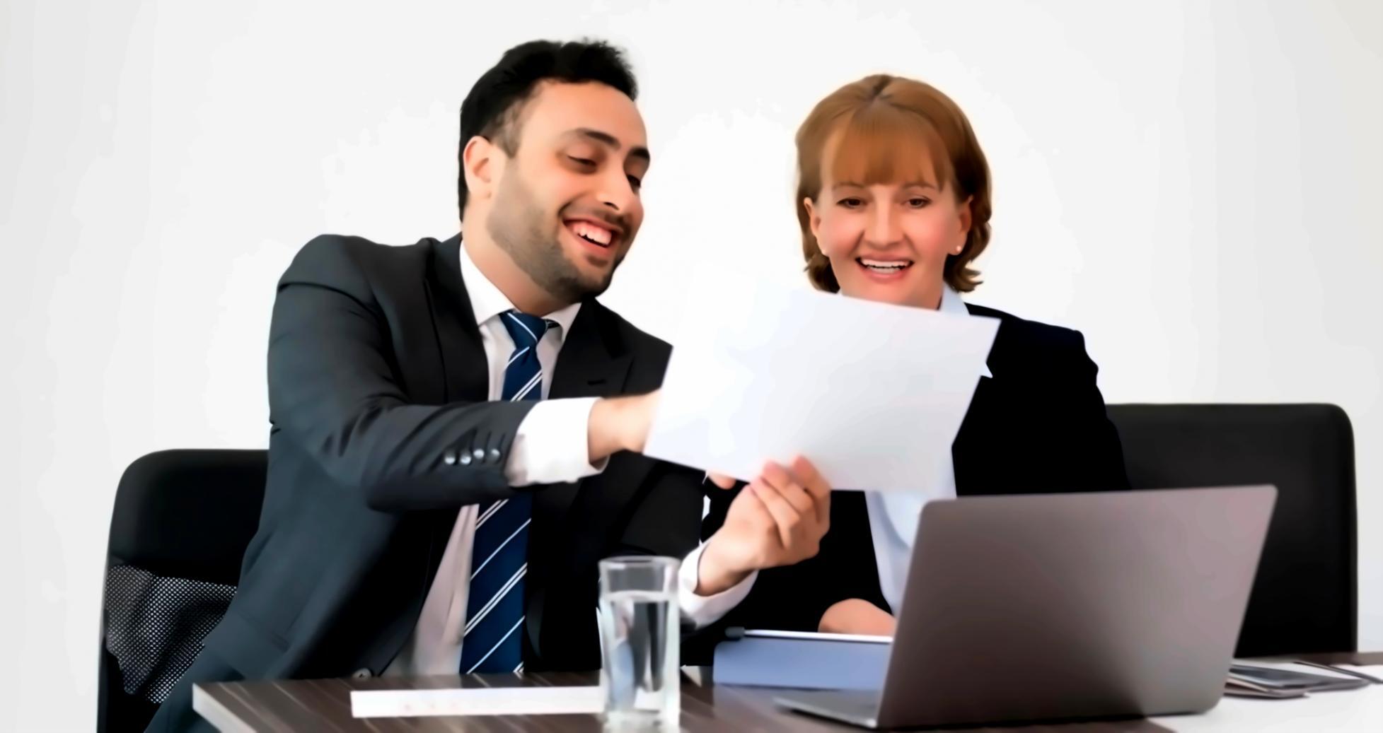 Profesional analizando documentos financieros en oficina moderna